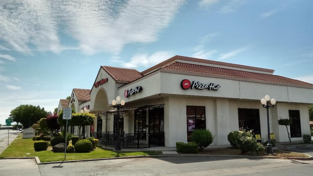 When the original Olive Avenue Starbucks moved to a new spot near Merced Mall, the old space was leased to Pizza Hut. The pizza chain moved across the street on Olive to take over the space while Dutch Brothers Coffee opened a brand new store at the former Pizza Hut spot. Photo: Steve Newvine