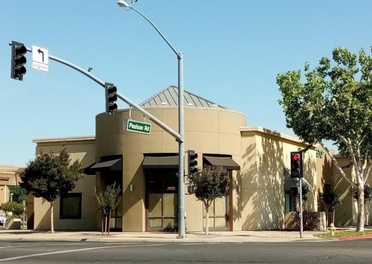 The former Starbucks shop at the corner of Paulson and Yosemite Avenue is now vacant. A new tenant is being sought to occupy the space. Photo: Steve Newvine