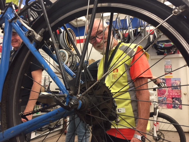 François enjoyed his repair pit stop at Kevin’s Bikes in Merced. Photo: Steve Newvine.